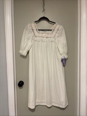Vintage NWT Miss Elaine night gown. Size M